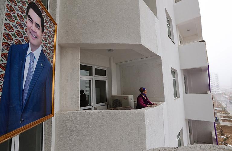 На фото: портрет президента Туркмении Гурбангулы Бердымухамедована церемонии сдачи нового многоквартирного дома в Ашхабаде