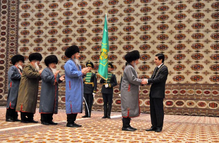 На фото: старейшины во время поздравления вновь избранного президента Туркмении Гурбангулы Бердымухамедова (справа) на церемонии инаугурации во Дворце конгрессов, 2012