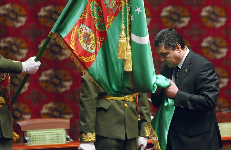 На фото: президент Туркмении Гурбангулы Бердымухамедов во время церемонии инаугурации, 2007