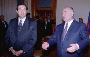 переговоры премьер-министра России Виктора Черномырдина с премьер-министром Армении Арменом Саркисяном (слева), 1996