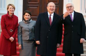 На фото: президент Германии Франк-Вальтер Штайнмайер с супругой Эльке Бюденбендер и президент Армении Армен Саргисян с супругой Нунэ Саркисян (в центре) на церемонии встречи в Берлине, 2018