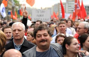 На фото: писатель Дмитрий Быков (в центре) во время акции "Марш миллионов" во время шествия по улице Большая Якиманка, 2012