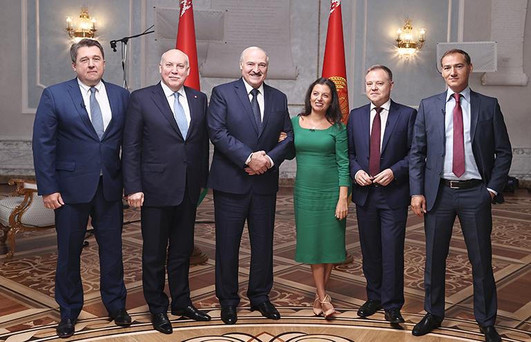 На фото: телеведущий Первого канала Антон Верницкий, посол России в Белоруссии Дмитрий Мезенцев, президент Белоруссии Александр Лукашенко, главный редактор международного телеканала Russia Today, МИА "Россия сегодня" Маргарита Симоньян, ведущий программы "Вести" на телеканале "Россия 1" Евгений Рожков и главный редактор радиостанции "Говорит Москва" Роман Бабаян (слева направо), 2020