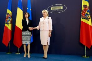 На фото: премьер-министр Румынии Виорика Дансила (справа) пожимает руку новому премьер-министру Молдовы Майе Санду в Бухаресте, Румыния, 2 июля 2019 г. Санду совершила официальный визит в Бухарест - первый зарубежный визит после вступления в должность.