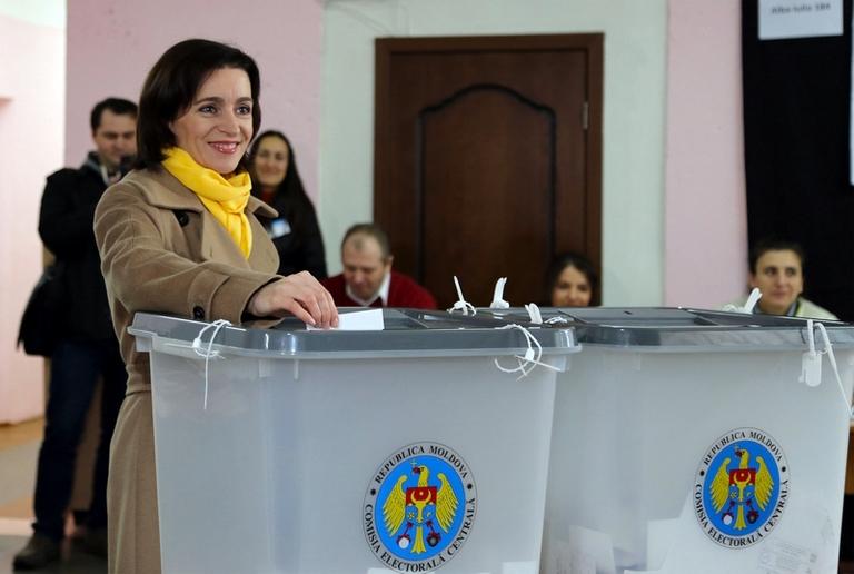 На фото: Майя Санду, кандидат от "Партии действий и солидарности", голосует на избирательном участке в Кишиневе, столице Молдовы, 13 ноября 2016 г. Второй тур президентских выборов продолжается в Молдове в воскресенье. Граждане будут выбирать между кандидатами, набравшими наибольшее количество голосов в первом туре, - лидером социалистов Игорем Додоном и Майей Санду, общим кандидатом правых сил.
