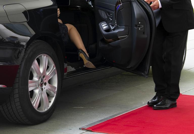 На фото: премьер-министр Молдовы Майя Санду прибывает в канцелярию. Там ее с воинскими почестями приняла канцлер Меркель. Германия, 16 июля 2019 года.