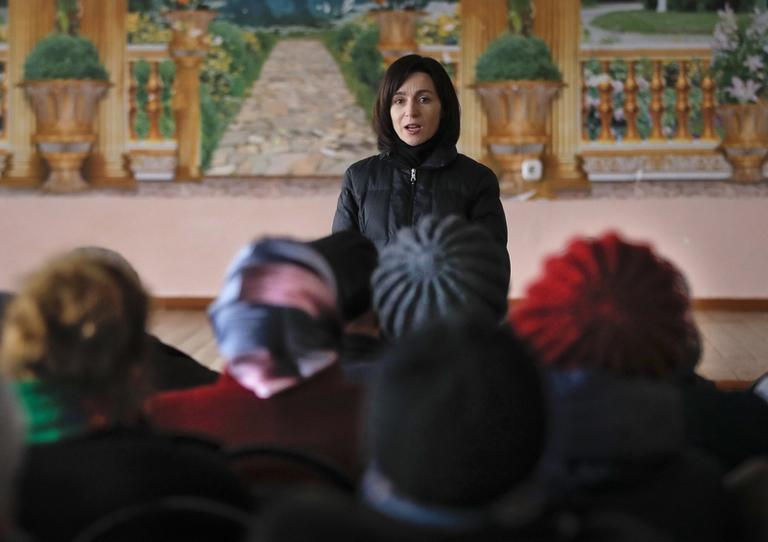 На фото: лидер оппозиционной молдавской партии "Действие и солидарность" Майя Санду встретилась с избирателями накануне парламентских выборов. 24 февраля 2019 года