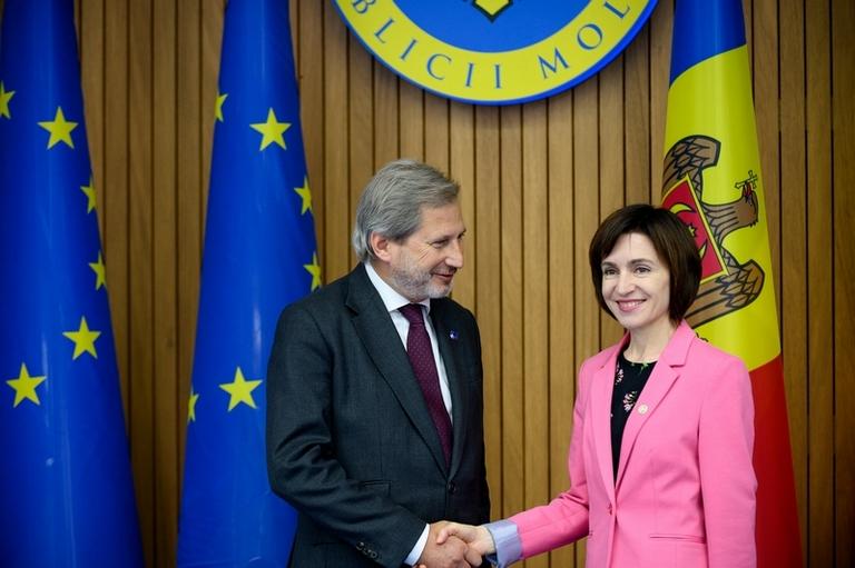 На фото: еврокомиссар по вопросам расширения и политике соседства Йоханнес Хан и премьер-министр Молдавии Майя Санду во время брифинга. 19 июня 2019 года.