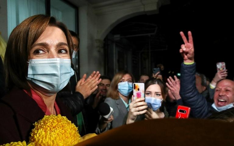 На фото: лидер партии "Действие и солидарность" (ПДС), кандидат в президенты Молдавии Майя Санду у предвыборного штаба после оглашения предварительных итогов голосования во втором туре выборов президента. 15 ноября 2020 года.