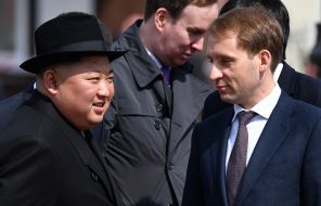 На фото: лидер КНДР Ким Чен Ын и министр РФ по развитию Дальнего Востока Александр Козлов (слева направо) во время церемонии проводов на железнодорожном вокзале города, 2019