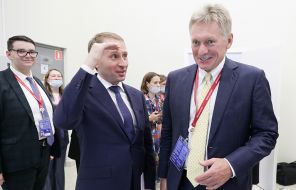 На фото: пресс-секретарь президента РФ Дмитрий Песков и министр природных ресурсов и экологии РФ Александр Козлов (справа налево)