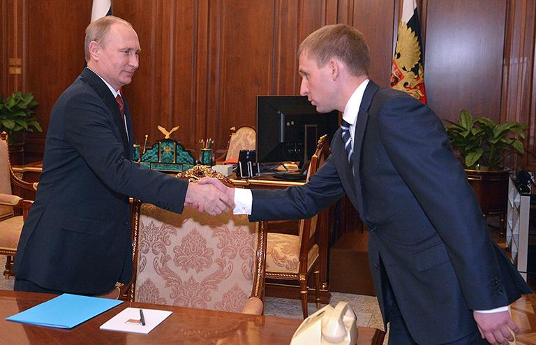 На фото: президент России Владимир Путин и временно исполняющий обязанности губернатора Амурской области Александр Козлов (слева направо) во время встречи в Кремле