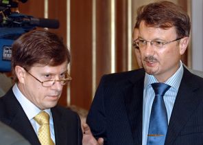На фото: глава Минэкономразвития Герман Греф (справа) и его заместитель Виталий Савельев (слева) перед началом заседания правительства РФ, 2005
