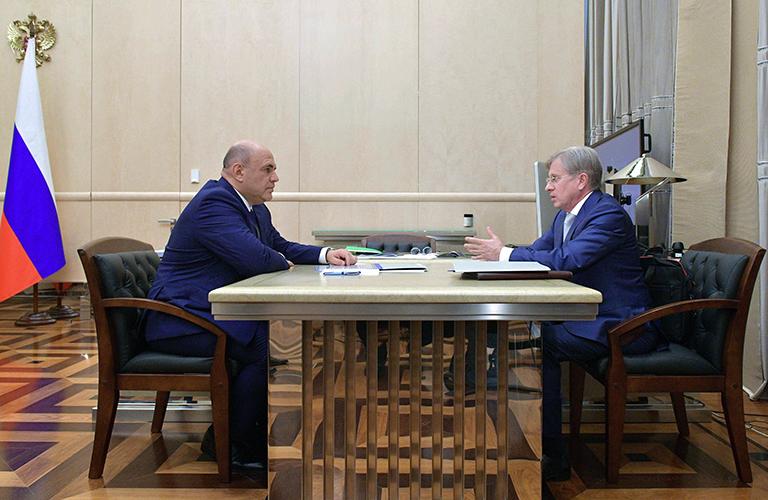 На фото: премьер-министр РФ Михаил Мишустин и генеральный директор ПАО "Аэрофлот - Российские авиалинии" Виталий Савельев (слева направо) во время встречи, 2020
