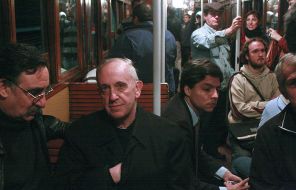 На фото: кардинал Аргентины Хорхе Марио Бергольо, второй слева, едет в метро в Буэнос-Айресе, Аргентина, 2008 год