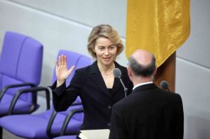 На фото: приведение к присяге депутата нового федерального правительства в Берлине Урсулы фон дер Ляйен, 2009 год