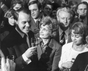 На фото: новоизбранный премьер-министр Нижней Саксонии Эрнст Альбрехт с женой Хайди и дочерью Урсулой 6 февраля 1976 года в Ганновере. Урсула сделала политическую карьеру, будучи замужем за фон дер Ляйен, 1976 год