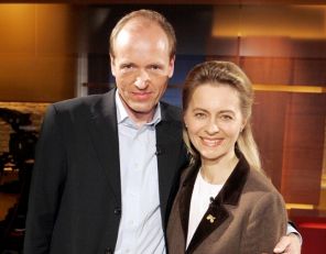 На фото: Урсула фон дер Ляйен (Германия/ХДС/министр социальных дел Нижней Саксонии) и муж Хайко (Германия/научный директор AVONTEC) на ток-шоу ARD PEOPLE BEI ​​MAISCHBERGER в Кельне, 2004 год