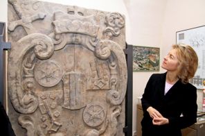 На фото: министр по делам семьи Урсула фон дер Ляйен (Германия/ХДС) осматривает фамильный герб фон-дер-Ляйен (Дамиан Хартхард фон дер Ляйен) в кулуарах выездного заседания ХДС в Эрфурте, 2009 год