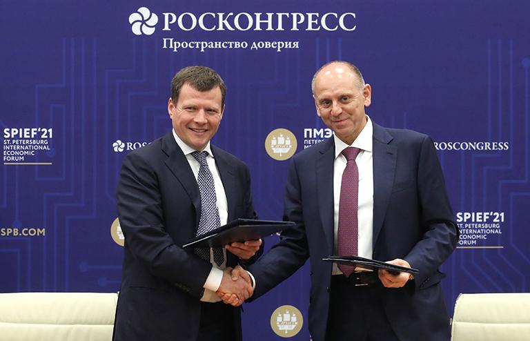 На фото: председатель правления ООО "УК Роснано" Сергей Куликов и президент АО Группа Синара Дмитрий Пумпянский (слева направо)