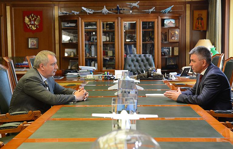 На фото: вице-премьер РФ Дмитрий Рогозин и президент непризнанной Приднестровской Молдавской республики Вадим Красносельский (слева направо) во время встречи