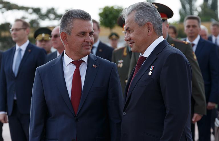 На фото: президент непризнанной Приднестровской Молдавской республики Вадим Красносельский и министр обороны России Сергей Шойгу (слева направо) во время посещения музея Бендерской крепости