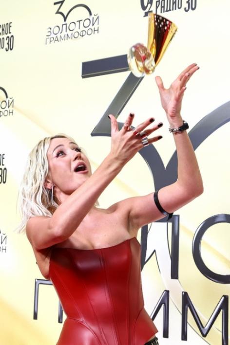 На фото: певица Клава Кока во время юбилейной 30-й церемонии вручения Национальной музыкальной премии "Золотой Граммофон" в "ВТБ Арене", Москва, 2025 год.