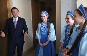 На фото: губернатор Самарской области Дмитрий Азаров во время торжественного мероприятия "Год семьи" в Самарской государственной филармонии
