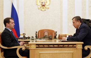 На фото: премьер-министр РФ Дмитрий Медведев и губернатор Ленинградской области Александр Дрозденко (слева направо) во время встречи, 2012
