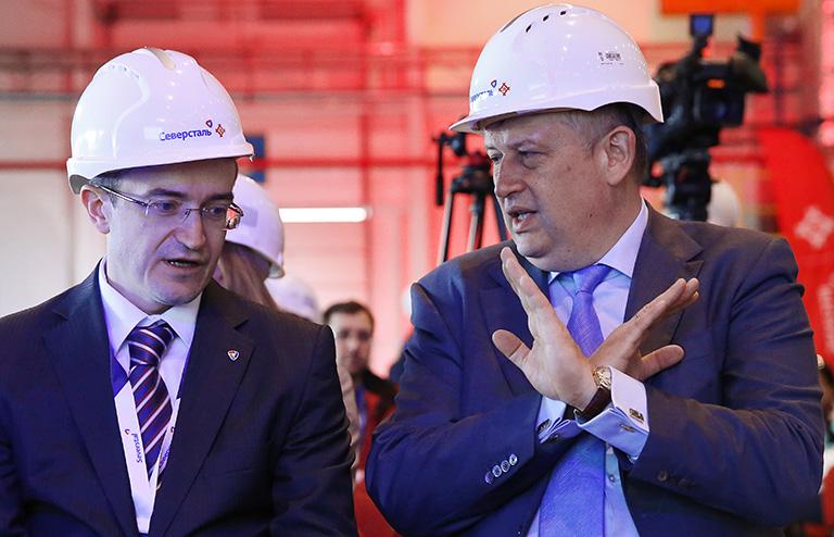 На фото: директор по маркетингу и продажам дивизиона "Северсталь Российская Сталь" Дмитрий Горошков и исполняющий обязанности губернатора Ленинградской области Александр Дрозденко (слева направо) , 2015