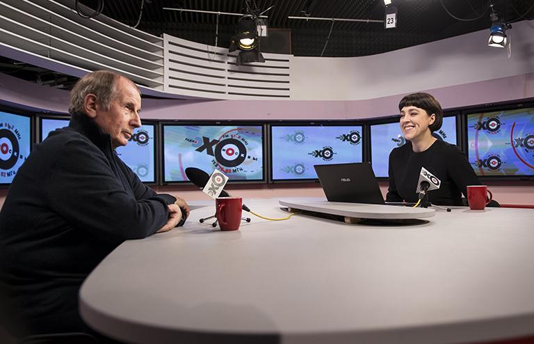 На фото: писатель Михаил Веллер и радиоведущая Ольга Бычкова в студии радиостанции "Эхо Москвы"