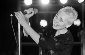 На фото: певица Жанна Хасановна Агузарова во время выступления, 1988