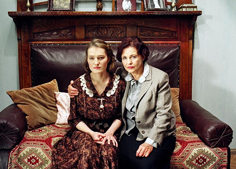 На фото: актрисы Виктория Толстоганова (слева) в роли Ксении Винцентини, жены С.П. Королева, и Наталья Фатеева в роли Марии Николаевны, матери С.П. Королева, во время съемок фильма Юрия Кары «С.П. Королев. Главный конструктор», 2007