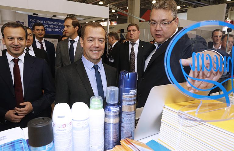 На фото: премьер-министр РФ Дмитрий Медведев (в центре) во время осмотра международной специализированной выставки "Импортозамещение" в МВЦ "Крокус Экспо". Справа - губернатор Ставропольского края Владимир Владимиров