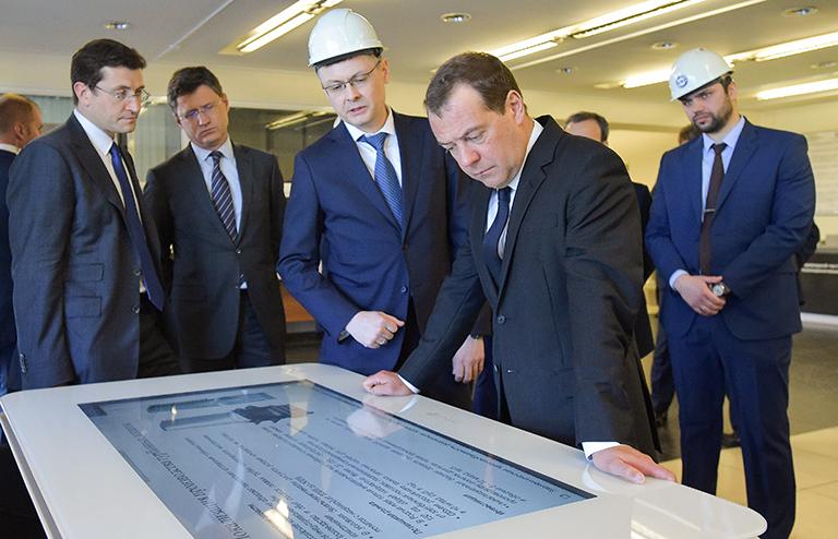 На фото: первый заместитель министра промышленности и торговли России Глеб Никитин, министр энергетики РФ Александр Новак, президент АО "РЭП Холдинг" Тагир Нигматулин и премьер-министр РФ Дмитрий Медведев (слева направо) во время посещения ЗАО "Невский завод", 2017