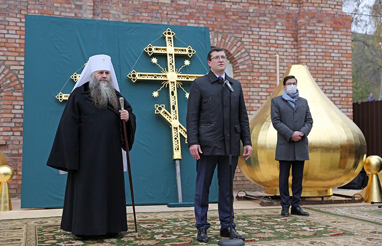 На фото: губернатор Нижегородской области Глеб Никитин и мэр Нижнего Новгорода Юрий Шалабаев (слева направо) перед установкой купола на храм преподобного Симеона Столпника на территории Нижегородского кремля? 2020