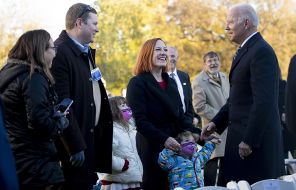 На фото: президент Соединенных Штатов Джо Байден (справа) приветствует пресс-секретаря Белого дома Джен Псаки (слева) и ее мужа Грегори Мечера