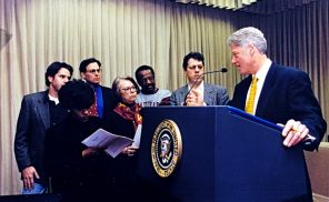 В 1994-2001 годах Энтони Блинкен(на фото справа) работал в администрации Билла Клинтона в аппарате Совета нацбезопасности США