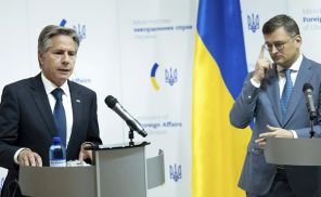 На фото: министр иностранных дел Украины Дмитрий Кулеба и госсекретарь США Энтони Блинкен (справа налево) 