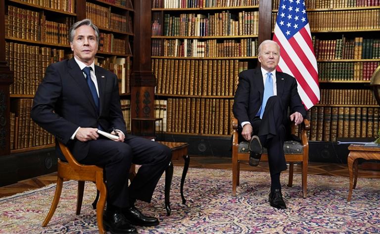 На фото: президент США Джо Байден (справа) и госсекретарь США Энтони Блинкен (слева)