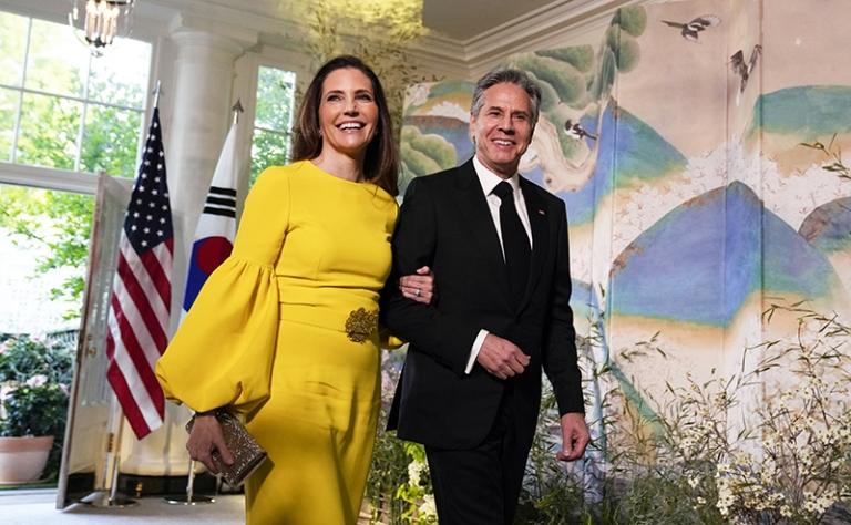 На фото: Государственный секретарь США Энтони Блинкен с супругой Эван Райан перед государственным обедом в Белом доме.