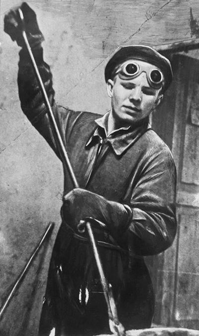 На фото: Юрий Гагарин в литейном цехе Люберецкого завода сельхозмашин имени Ухтомского, 1951