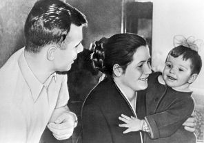 На фото: летчик-космонавт Юрий Алексеевич Гагарин, его супруга Валентина Ивановна Гагарина и дочь Елена, 1961