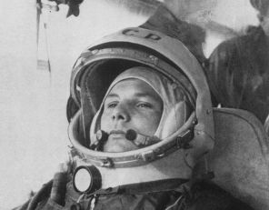 На фото: первый космонавт Юрий Алексеевич Гагарин в автобусе по пути на стартовую площадку, 1961