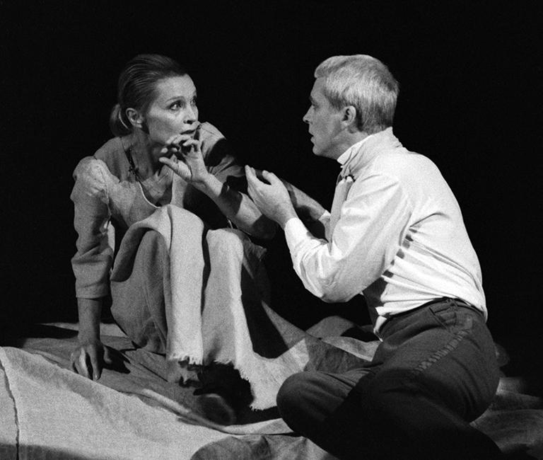 На фото: сцена из спектакля "Бесы" по одноименному роману Ф.М. Достоевского режиссера Вячеслава Спесивцева и А. Панькина с участием заслуженной артистки РСФСР Светланы Светличной в роли Лебядкиной и народного артиста РСФСР Владимира Ивашова в роли Ставрогина, 1988