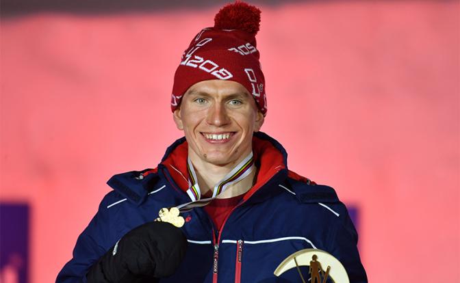 На фото: Александр Большунов завоевал золото в скиатлоне на чемпионате мира по лыжным видам спорта в Оберстдорфе