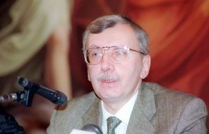 На фото: председатель жюри литературной премии "Антибукер" Виталий Третьяков выступает на пресс-конференции, 1997