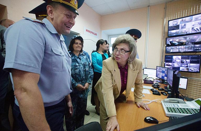 На фото: начальник УФСИН РФ по Владимирской области генерал-майор Андрей Виноградов (слева) и уполномоченный по правам человека в России Татьяна Москалькова (справа) во время посещения ФКУ "Тюрьма №2 УФСИН РФ по Владимирской области", 2018