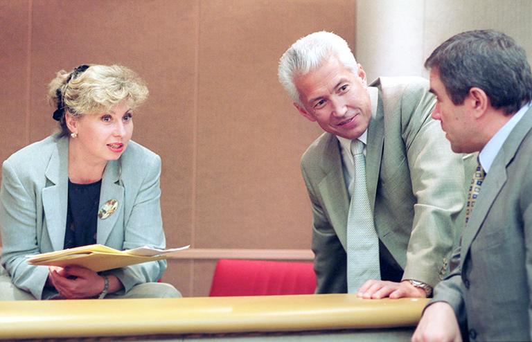  На фото:в зале заседания Госдумы. Справа налево - депутат Василий Волковский, заместитель министра МВД Владимир Васильев, генерал-майор милиции Татьяна Москалькова, 2001