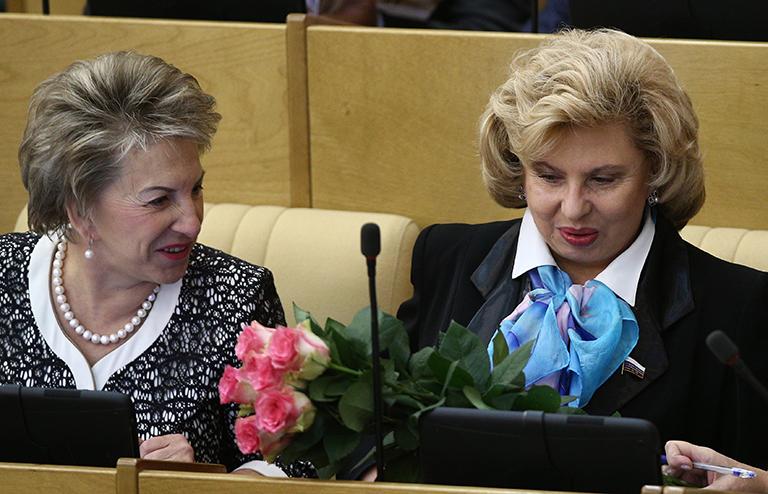 На фото: член комитета ГД по природным ресурсам, природопользованию и экологии Евдокия Бычкова и заместитель председателя комитета ГД по делам СНГ и связям с соотечественниками Татьяна Москалькова (слева направо) на пленарном заседании Государственной Думы РФ, 2013